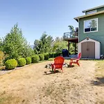 Modern Bellingham Retreat Near Galbraith Mountain!