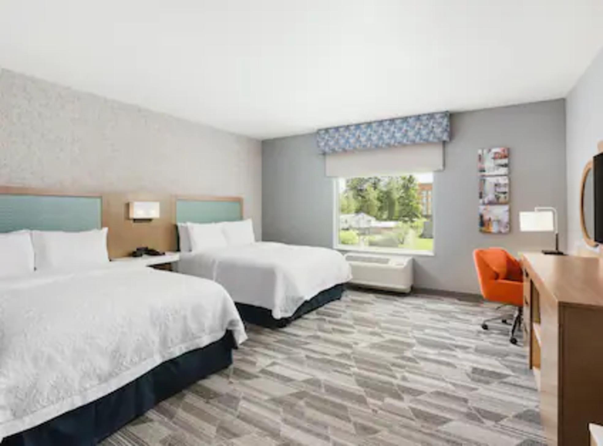 Hampton Airport, Wa Hotel