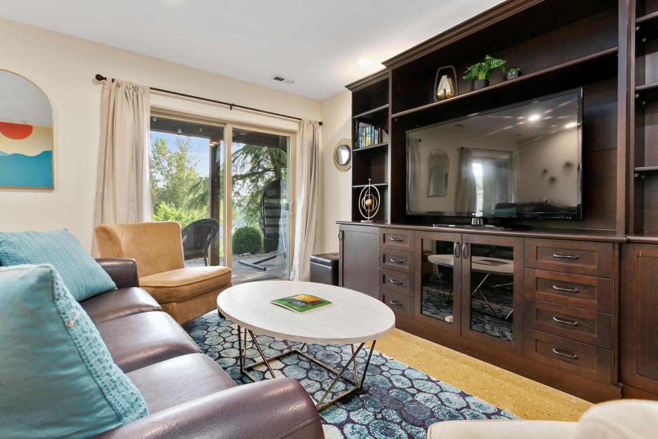 Modern Retreat Near Galbraith Mountain!