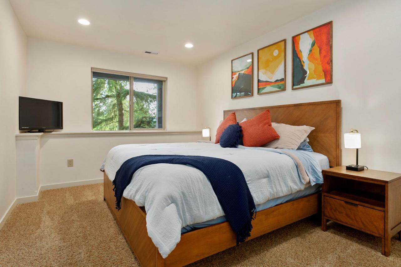 Holiday home Modern Retreat Near Galbraith Mountain!