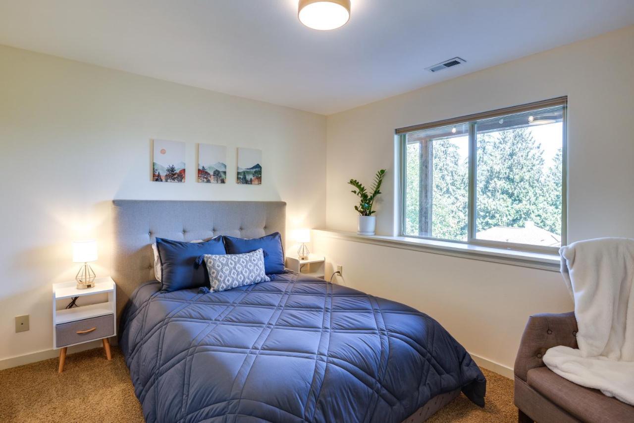 Modern Retreat Near Galbraith Mountain! Holiday home