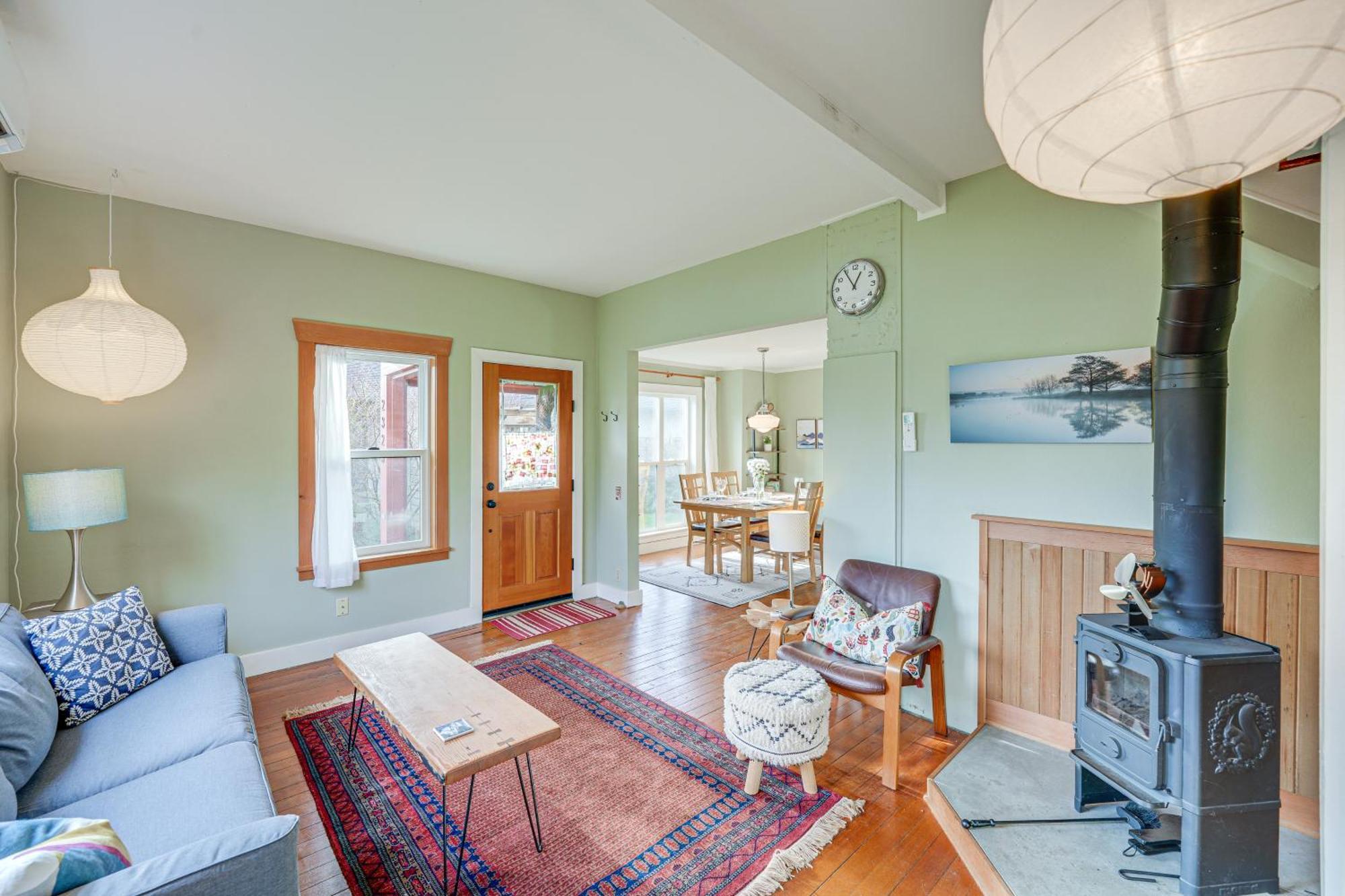 Bright With Fire Pit 1 Mi To Beach! Bellingham