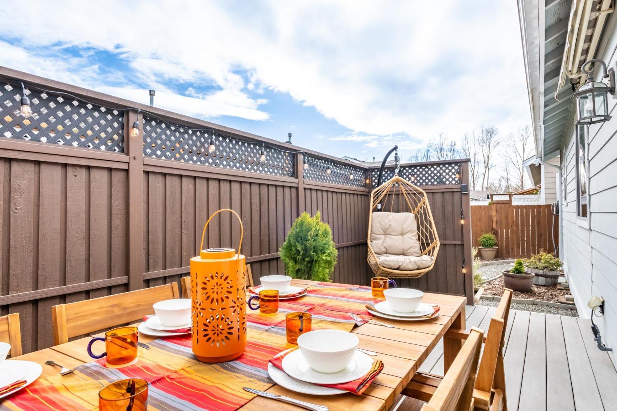 Luxury - Reading & Game - Outdoor Dining Bellingham