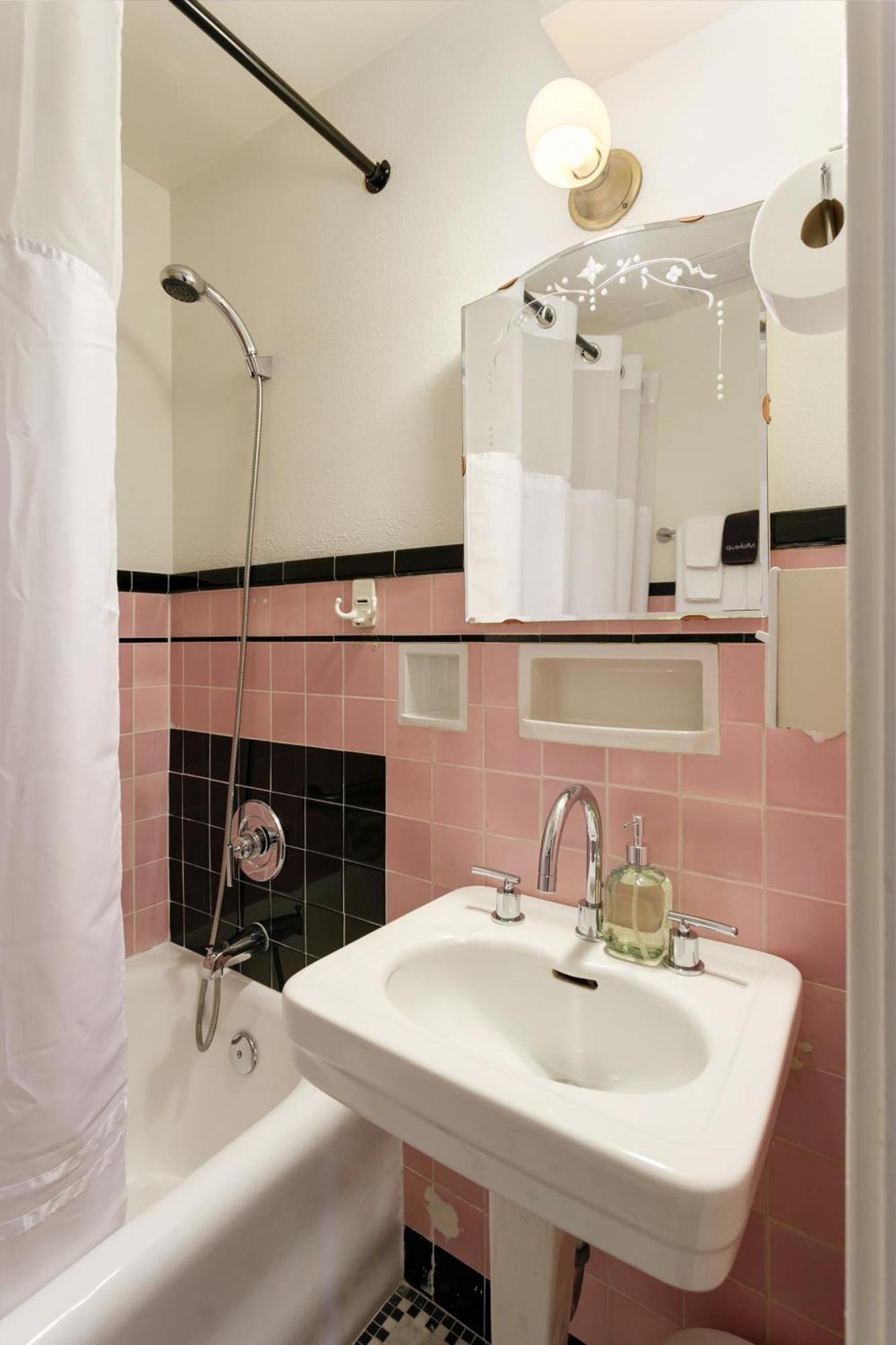 Leo Hotel 4*