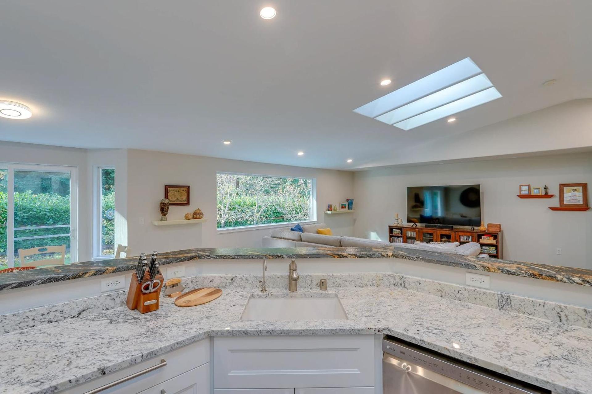 Modern For Work & Play, Access Holiday home