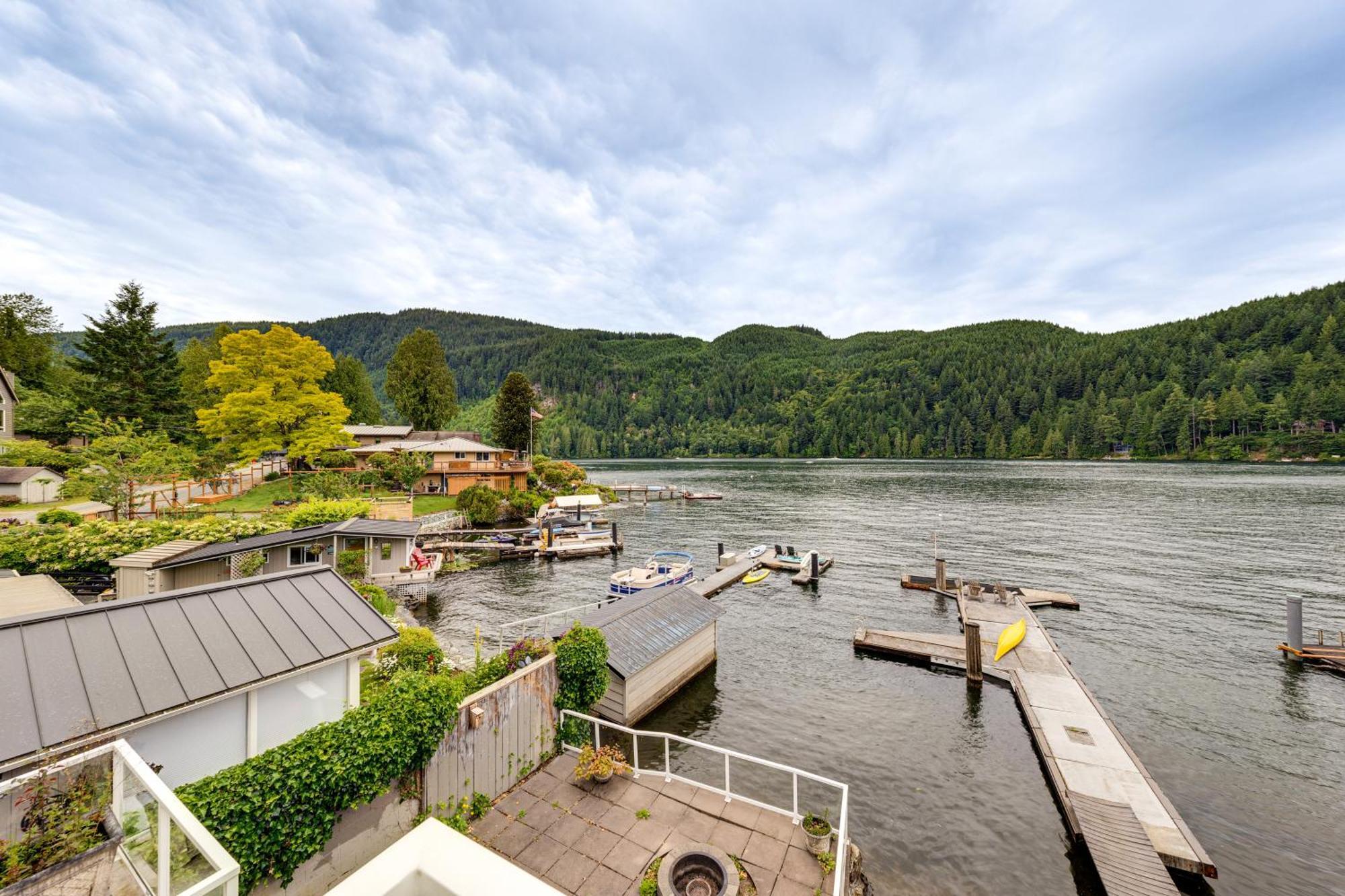 Waterfront On Samish With Hot Tub And Dock! Bellingham
